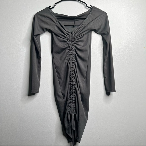 NWT PrettyLittleThing Charcoal Gray Ruched Bodycon Off Shoulder Dress Size 2 - Picture 2 of 7